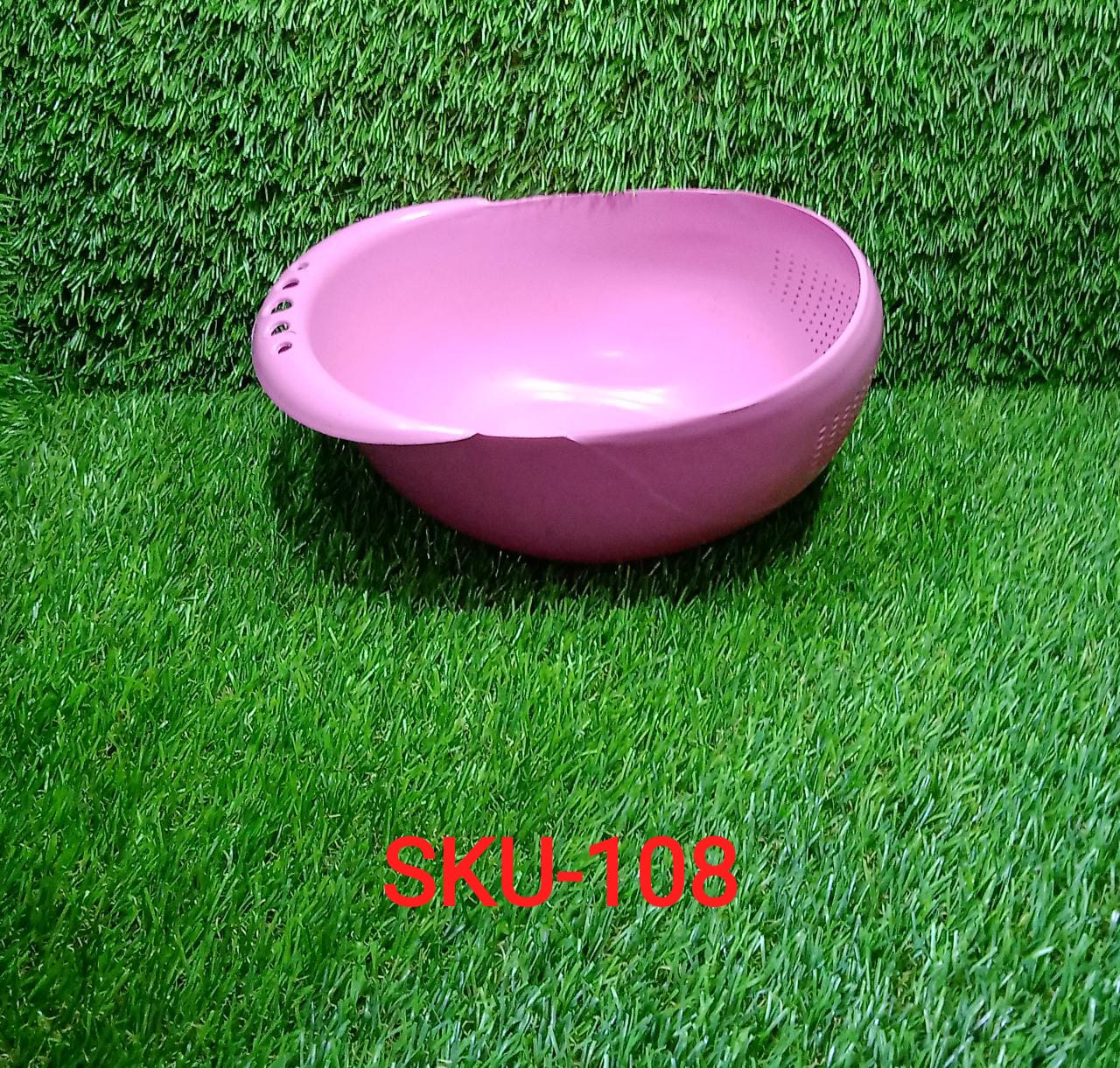 Practical plastic rice strainer for the kitchen, ideal for washing and storing grains. Practical plastic rice strainer for the kitchen, ideal for washing and storing grains.